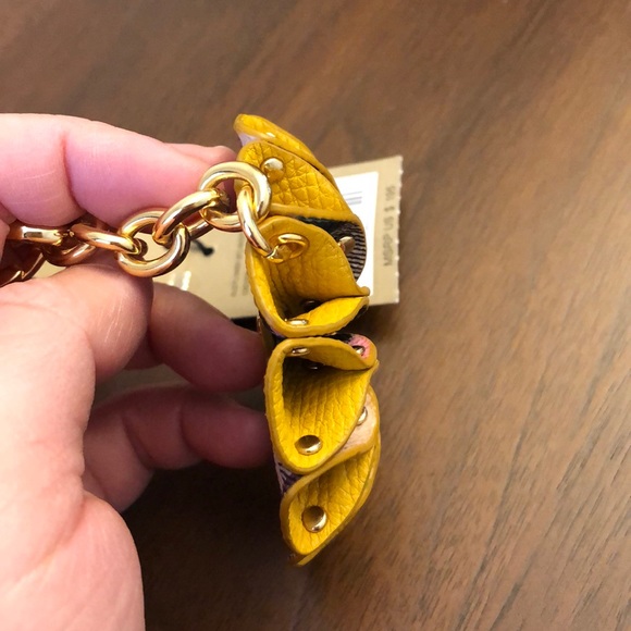 Burberry Flower Keychain - Picture 8 of 8